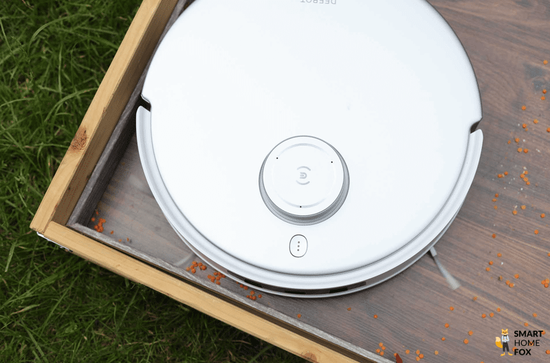 Der ECOVACS DEEBOT T20 OMNI reinigt in einer Ecke.